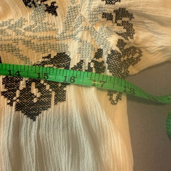 Embroidered Floral Blouse - Picture 4 of 5